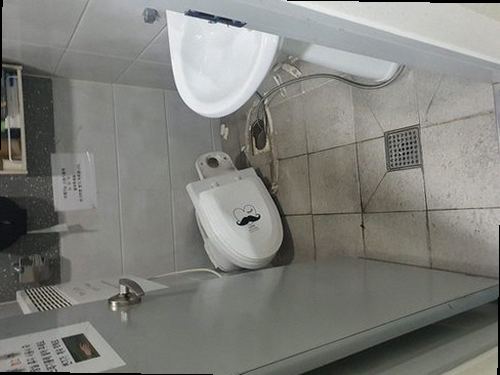 대전 동구 하수구막힘 배수구 거름망을 분리해 이물질을 확인하는 작업 장면