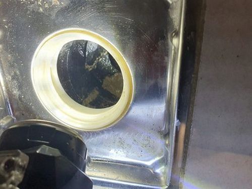 대전 동구 하수구막힘 세면대 배수구 덮개를 열어 머리카락 찌꺼기를 확인하는 모습